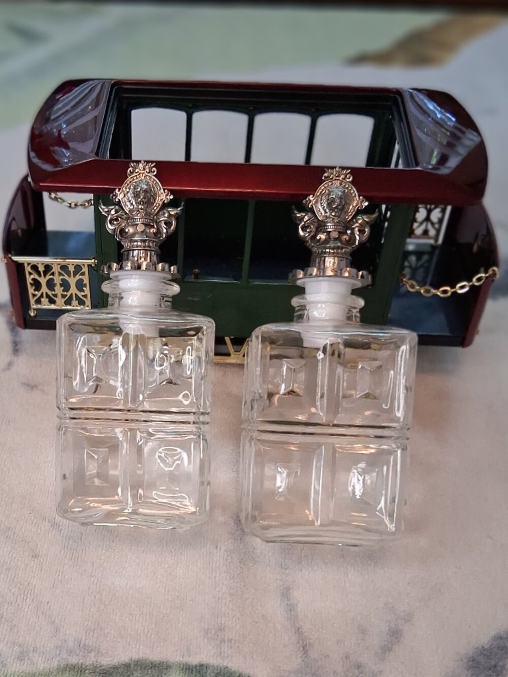 Vintage 1950s - 70s Musical Trolley Decanter Set – Lion Crown Stoppers – Working - Picture 7 of 11